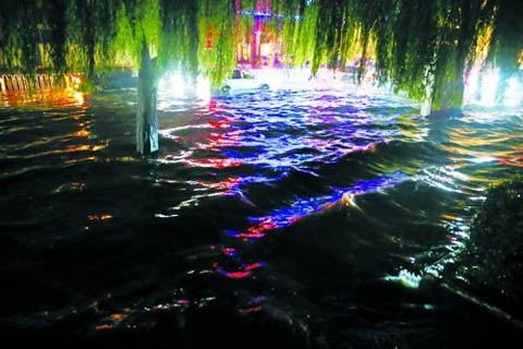 昨夜洛阳遭暴雨突袭变身威尼斯 街头波涛汹涌(图)