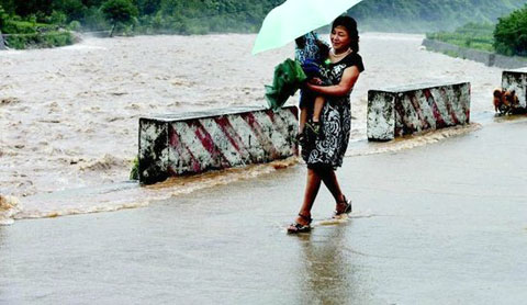 陕西南部强降雨持续 佛坪暴雨涨河流冲断国道