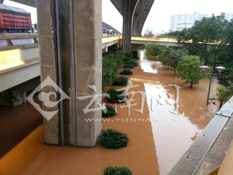 罕见特大暴雨夜袭昆明 全城被淹交通瘫痪
