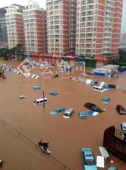 罕见特大暴雨夜袭昆明 全城被淹交通瘫痪