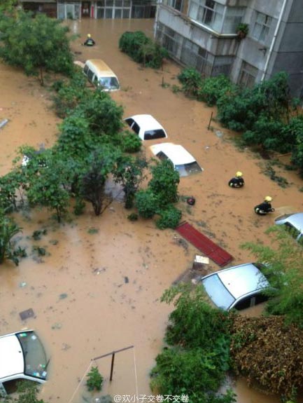 罕见特大暴雨夜袭昆明 全城被淹交通瘫痪