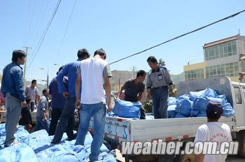 甘肃梅川发放救灾物资 积极应对降雨天气