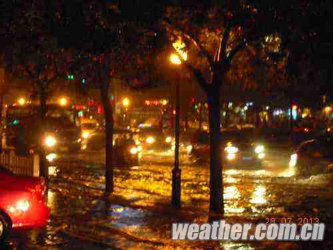 昨夜陕西突降大雨 西安街道汇聚成“海”