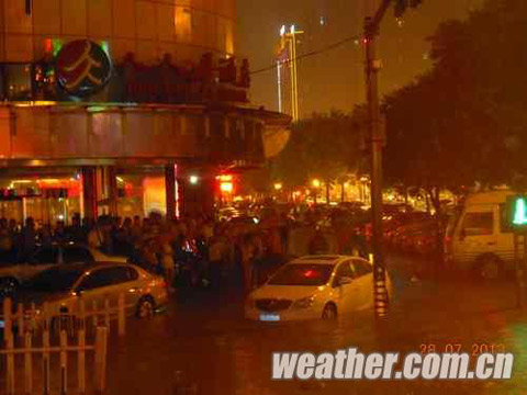昨夜陕西突降大雨 西安街道汇聚成“海”