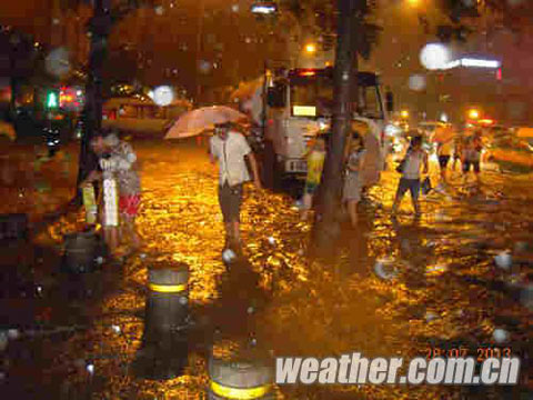 昨夜陕西突降大雨 西安街道汇聚成“海”
