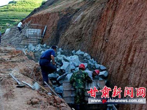 甘肃天水张家川:暴雨致山体多处滑坡路基跨塌