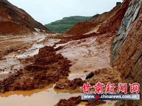 甘肃天水张家川:暴雨致山体多处滑坡路基跨塌