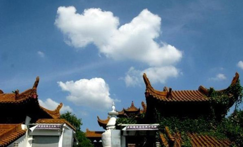 湖北大部高温持续不断 武汉首发高温疾病预警