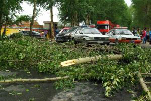 甘肃天祝遭遇龙卷风袭击 312国道一度中断