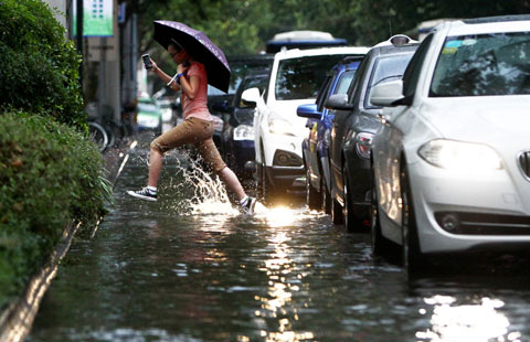 上海一日上演酷暑与雷雨的“对决” 未来高温仍唱主调