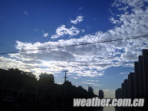 上海一日上演酷暑与雷雨的“对决” 未来高温仍唱主调