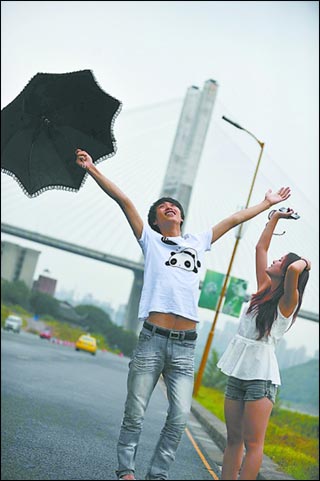 重庆迎喜雨气温狂降15℃ 周末高温卷土重来