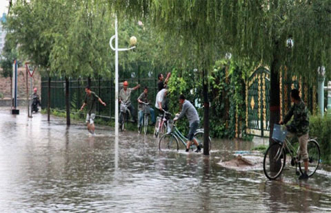 内蒙古再遇强对流 冰雹如珠雨如注