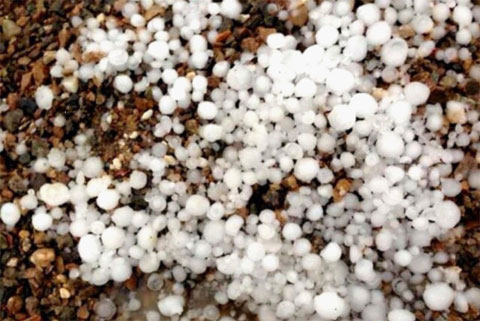 内蒙古再遇强对流 冰雹如珠雨如注