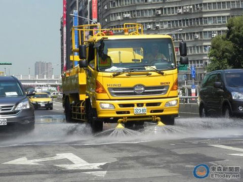 台北路面温度飙到60℃ 市府出动洒水车降温