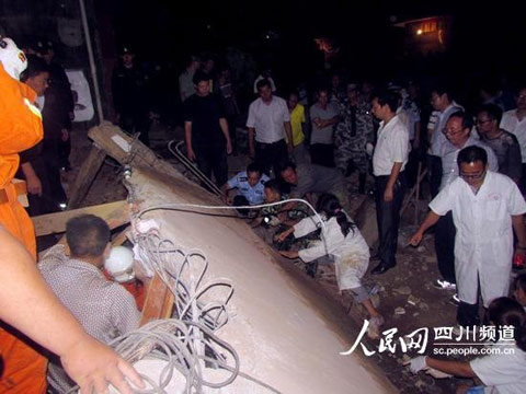 四川凉山会理县发生山体滑坡 一居民楼被埋(图)