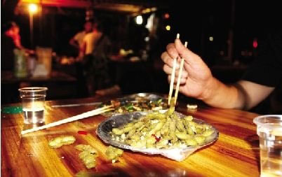 湖北高温破纪录 引爆武汉夜市经济烤面筋年赚10万