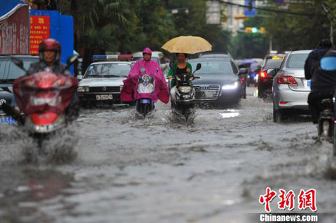 暴雨突袭昆明 城区多处被淹交通拥堵