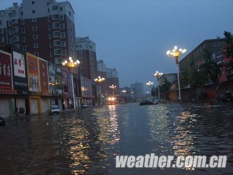 特大暴雨袭辽宁黑山 县城一片汪洋