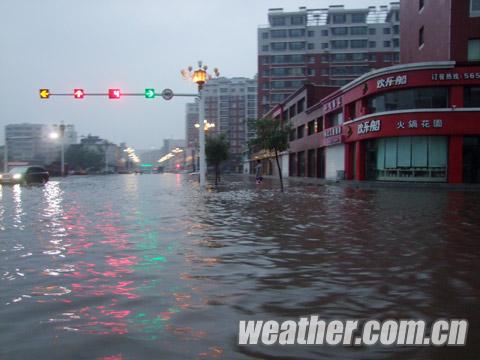 特大暴雨袭辽宁黑山 县城一片汪洋