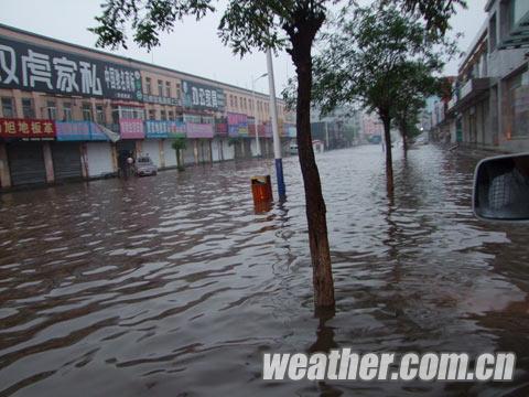 特大暴雨袭辽宁黑山 县城一片汪洋