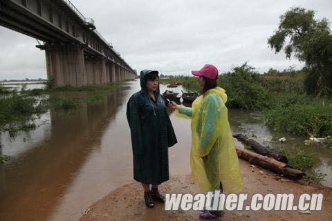 松花江佳木斯段水位持续上涨 农户庄稼被淹