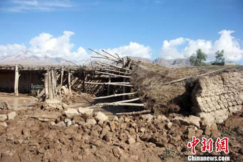 新疆阿合奇持续暴雨 农牧民受灾严重
