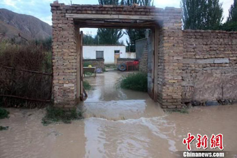 新疆阿合奇持续暴雨 农牧民受灾严重