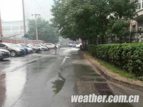 北京今天城区及南部上午有小雨转多云