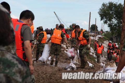 直击抗洪一线:洪水咆哮 守护“生命之堤”