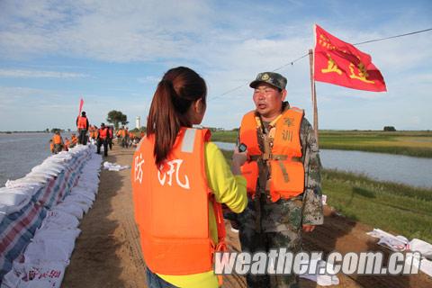 直击抗洪一线:洪水咆哮 守护“生命之堤”