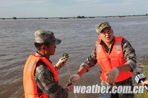 直击抗洪一线:洪水咆哮 守护“生命之堤”