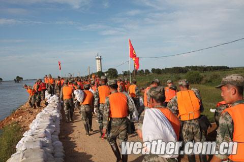 直击抗洪一线:洪水咆哮 守护“生命之堤”