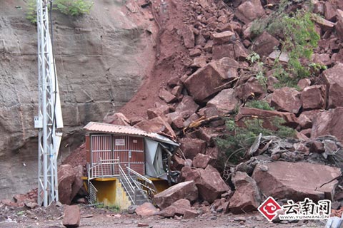 受暴雨影响 彝良再发山体滑坡威胁医院大楼