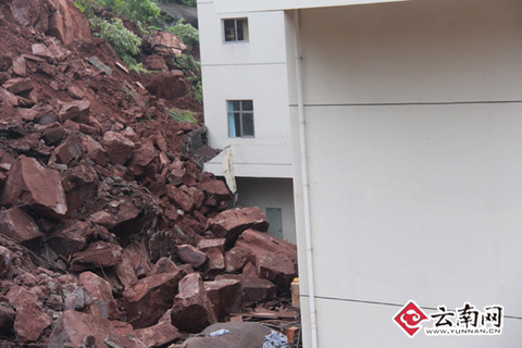 受暴雨影响 彝良再发山体滑坡威胁医院大楼