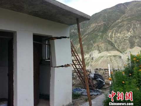 川滇交界发生5.1级地震 民房受损地面开裂