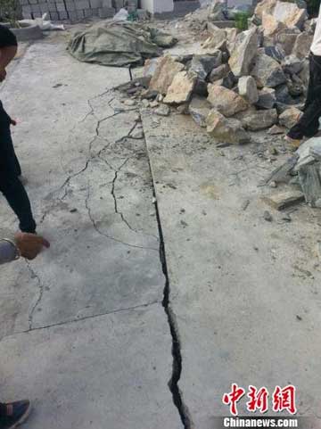 川滇交界发生5.1级地震 民房受损地面开裂