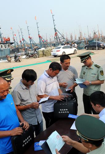 8月27日,青岛营海边防派出所民警在辖区码头现场为渔民提供出海验资、验证服务