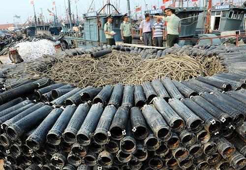 8月27日,青岛营海边防派出所民警在辖区码头进行开海前安全检查