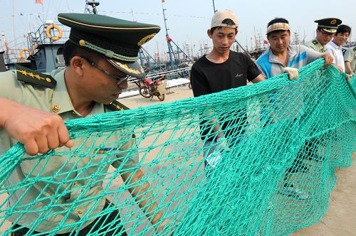 8月27日,青岛营海边防派出所民警在辖区码头帮助渔民整理网具