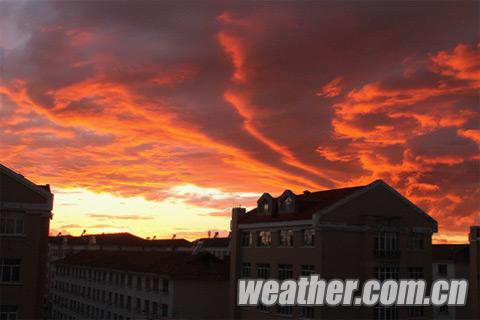 内蒙古秋雨连绵气温低 牙克石惊现火烧云似神话