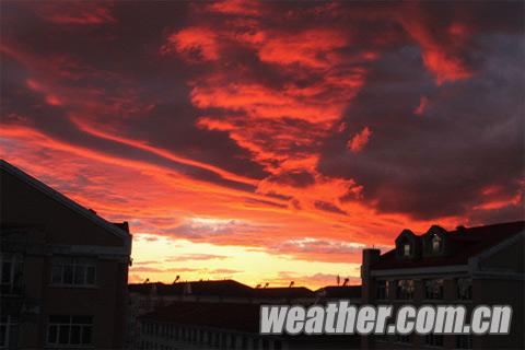 内蒙古秋雨连绵气温低 牙克石惊现火烧云似神话