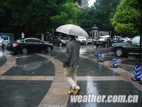 ÓêÆÃÖØÇ조͸ÐÄÁ¹¡± ÍøÓѵ÷Ù©¡°×ßÆð£¬³Ô»ð¹ø£¡¡±