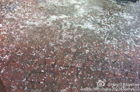 冰雹突袭吉林地面雪白一片 明起天气转好气温回升
