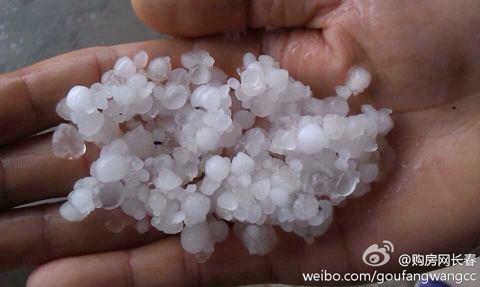 冰雹突袭吉林地面雪白一片 明起天气转好气温回升