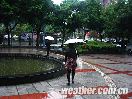 重庆“一雨成秋”创7月来最低温 网友微博“求升温”