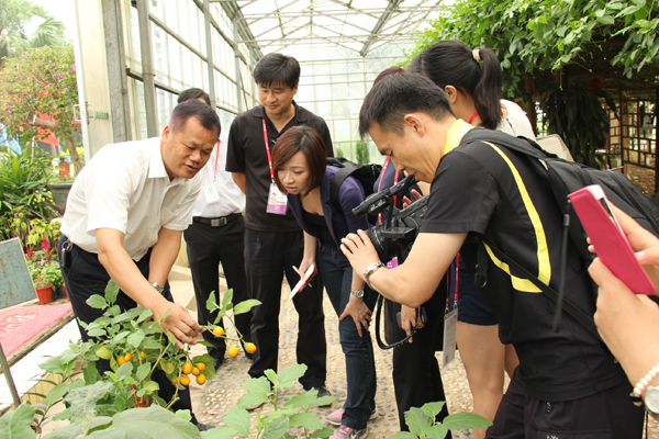 ԰��չʾ������С���ѵĻ�Բ�������˿�����һ��Ũ�����Ȥ