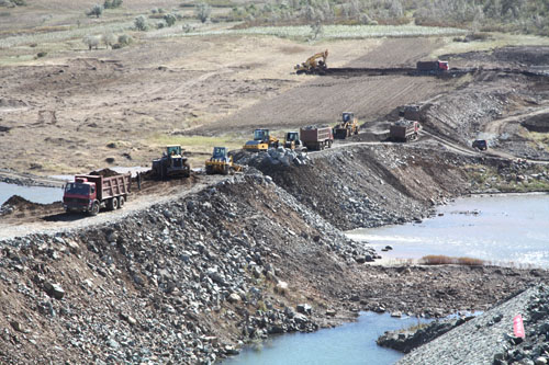 内蒙古扎兰屯市扬旗山水库大坝成功截流