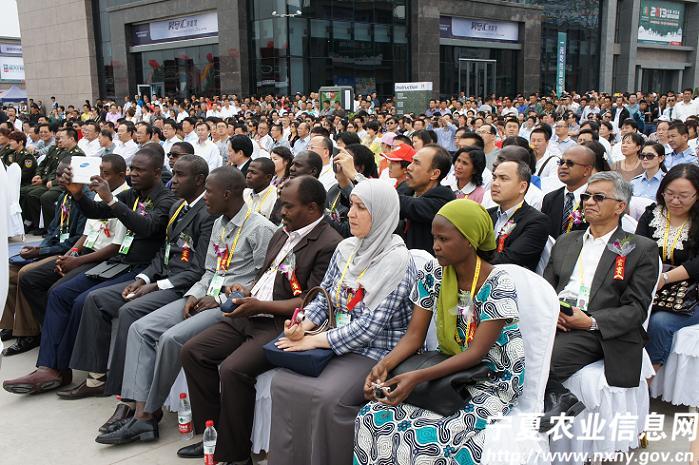 农业部代表团、非洲水资源代表团,各市(县、区)农机系统负责人和农机参展商代表等参加了开幕式