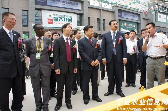 与会领导、嘉宾参观中阿农业机械及装备展